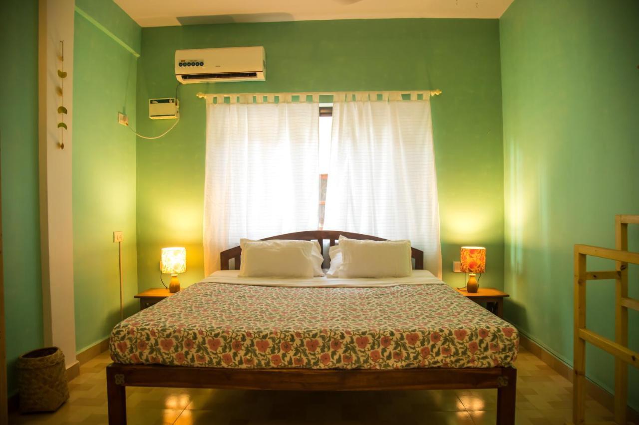 Coco Moon Hotel Morjim Exterior photo