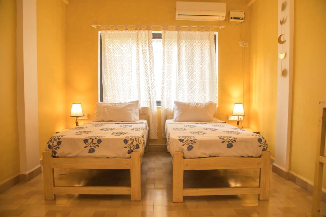 Coco Moon Hotel Morjim Exterior photo