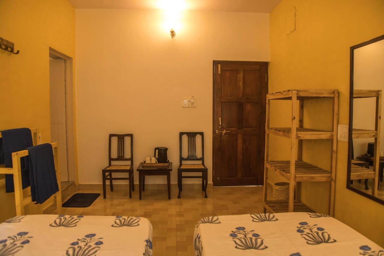 Coco Moon Hotel Morjim Exterior photo