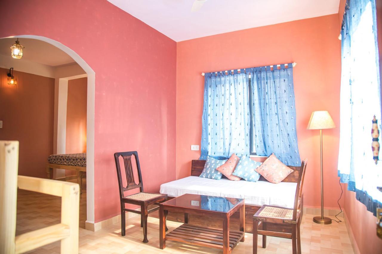 Coco Moon Hotel Morjim Exterior photo