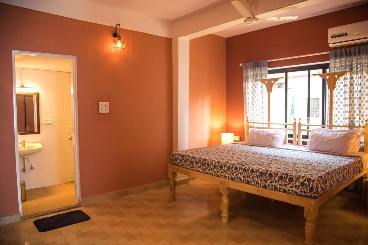 Coco Moon Hotel Morjim Exterior photo