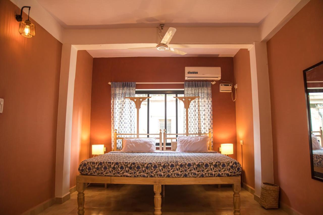 Coco Moon Hotel Morjim Exterior photo