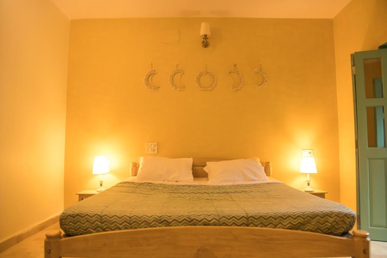 Coco Moon Hotel Morjim Exterior photo