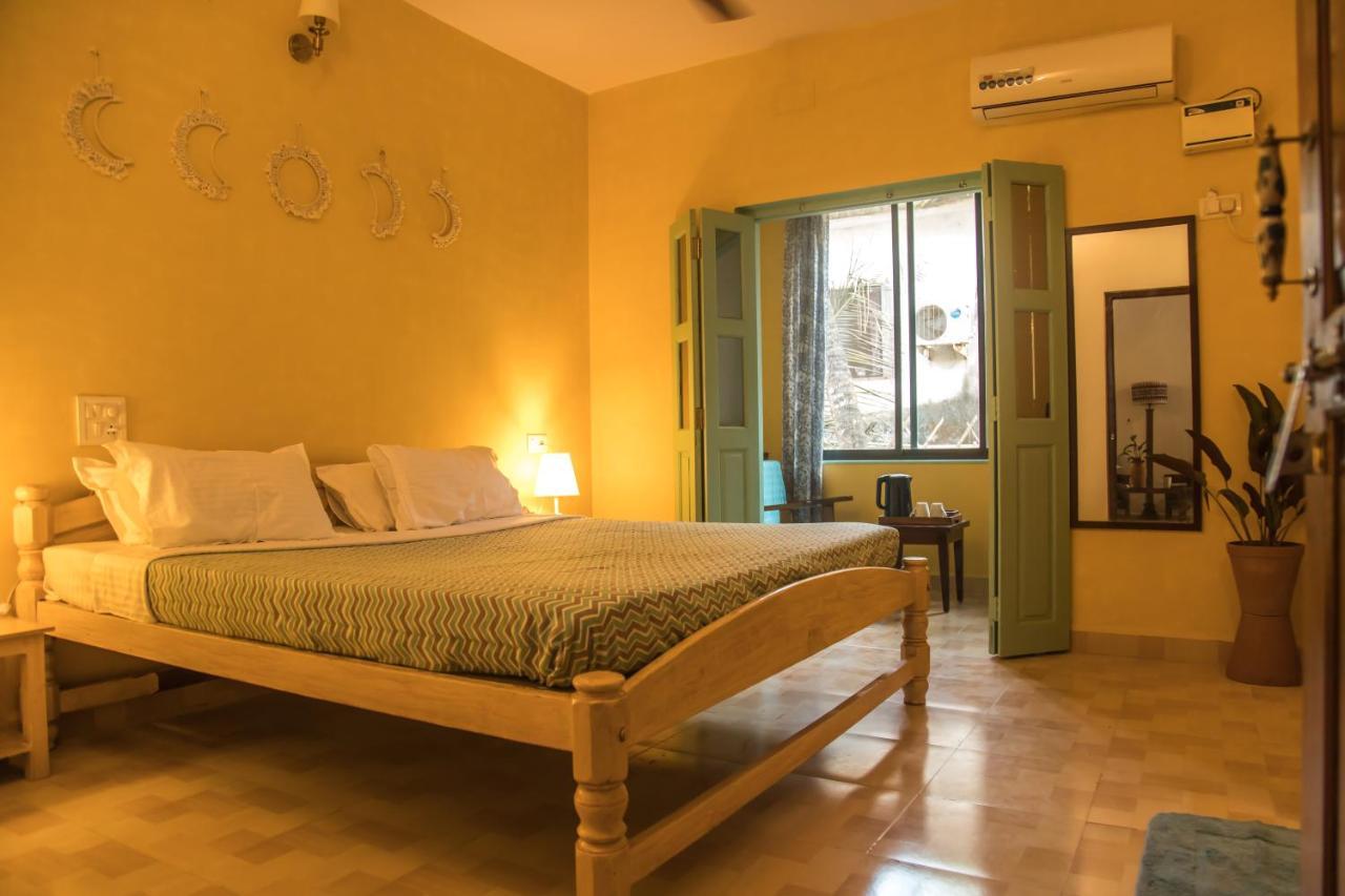 Coco Moon Hotel Morjim Exterior photo