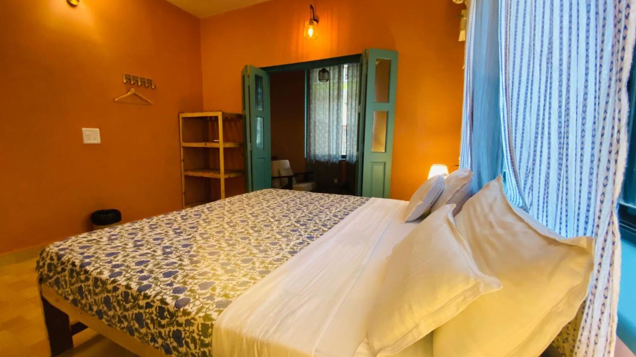 Coco Moon Hotel Morjim Exterior photo