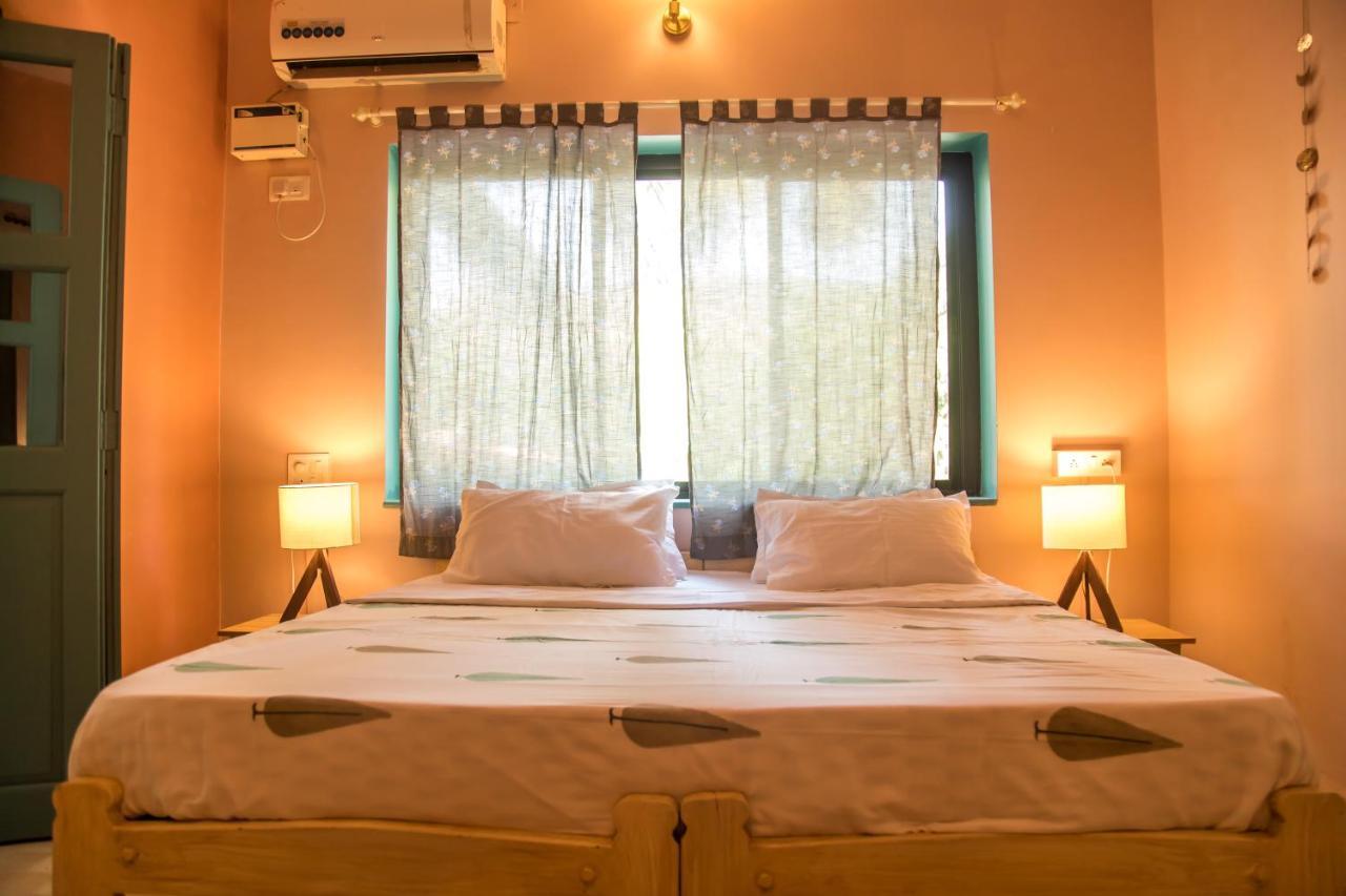 Coco Moon Hotel Morjim Exterior photo