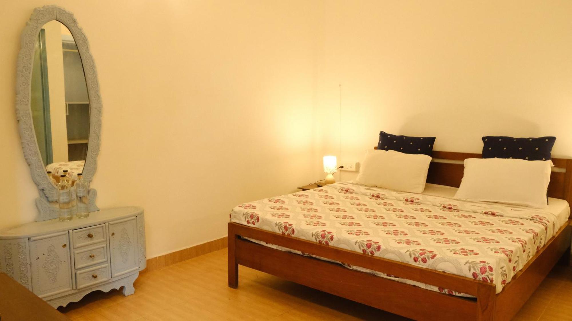 Coco Moon Hotel Morjim Exterior photo