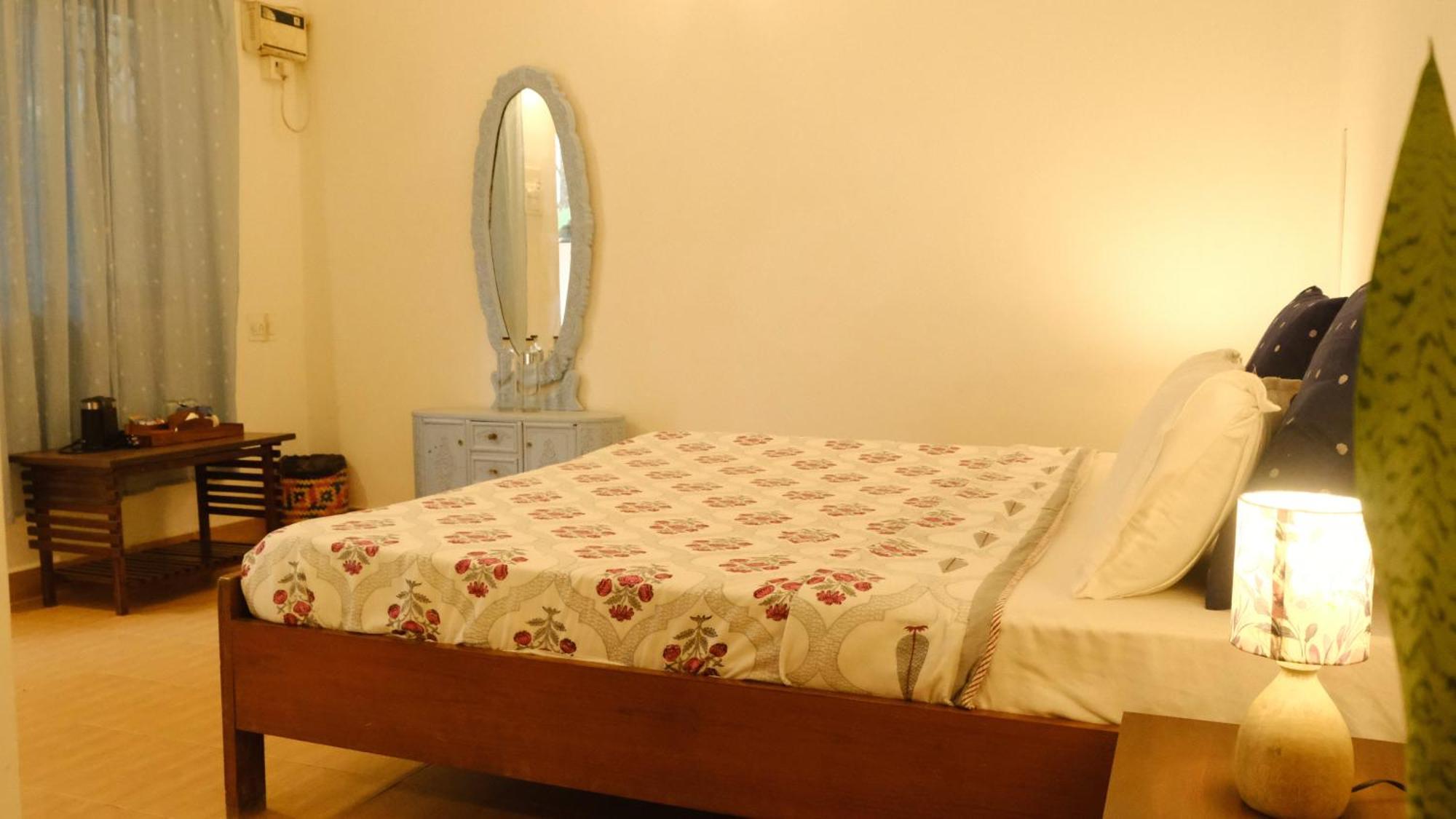 Coco Moon Hotel Morjim Exterior photo